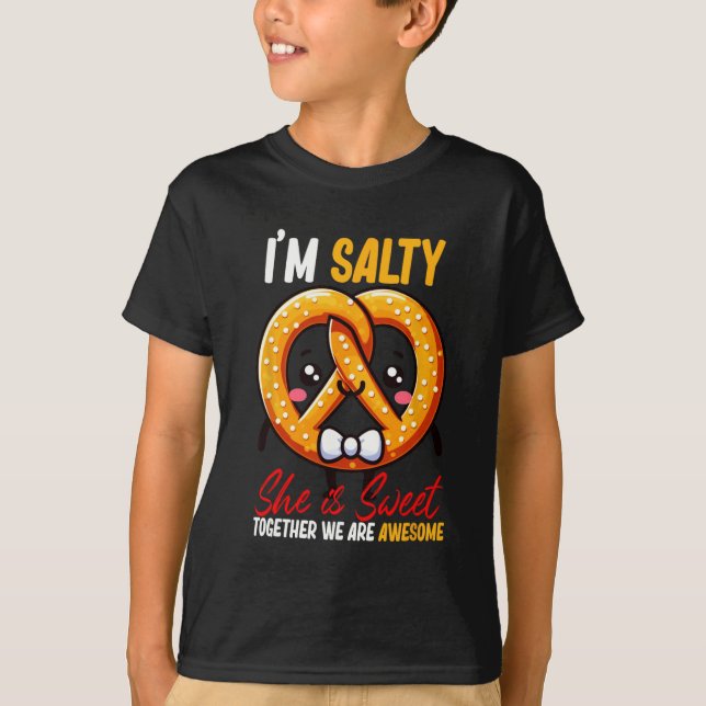 Camiseta Eu sou Salgado Ela é doce Pretzel juntos é incríve (Frente)