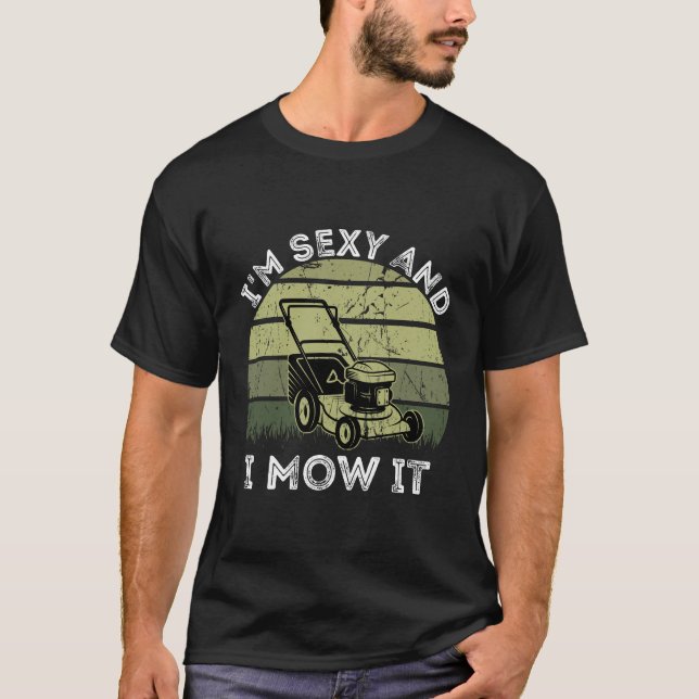 Camiseta Eu sou sexy, e eu me sinto engraçado com o relvado (Frente)