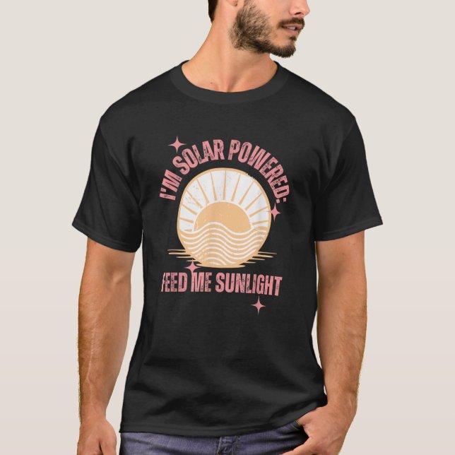 Camiseta Eu sou Solar Powered Feed Me Sunlight Summer Sunsh (Frente)