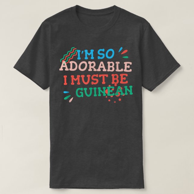 Camiseta Eu sou tão adorável que devo ser um guineense engr (Frente do Design)