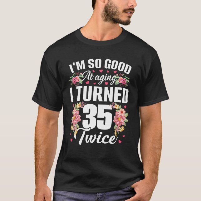 Camiseta Eu sou tão bom que tornei 35 vezes engraçado 70 an (Frente)