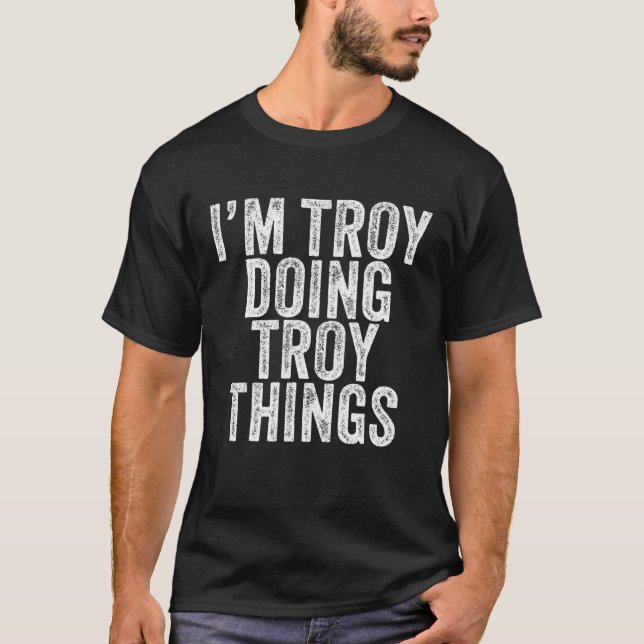 Camiseta Eu sou Troy Fazendo coisas de Troia Engraçado Troy (Frente)