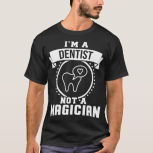 Camiseta Eu Sou Um Dentista Não Um Mágico Dando Um Dentista