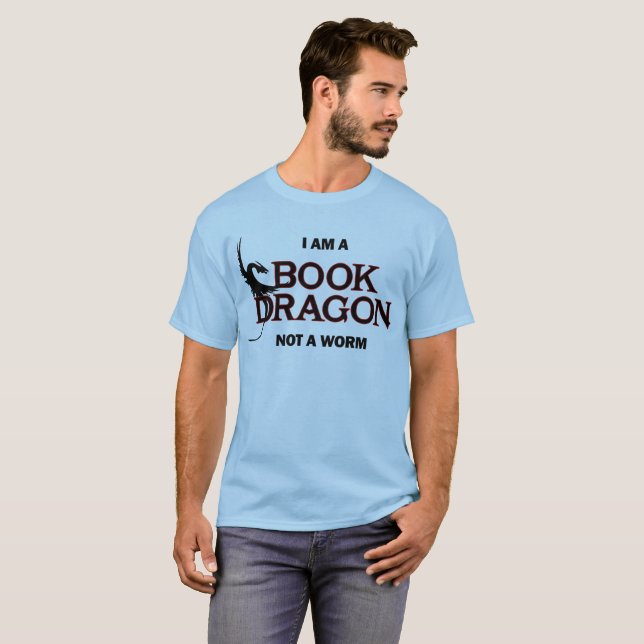 Camiseta Eu sou um dragão do livro, não um sem-fim (Frente Completa)