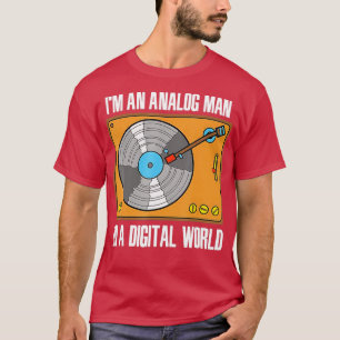 Camiseta Eu Sou Um Homem Análogo Num Mundo Digital VINYL RE