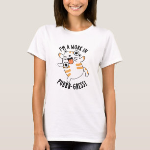 Camiseta Eu sou um trabalho no Purrr-gress Engraçado Gato P