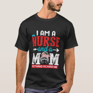 Camiseta Eu Sou Uma Enfermeira e Uma Mãe Nada Me Assusta En