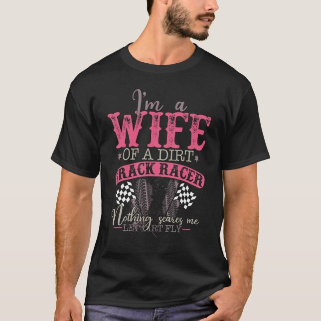 Camiseta Eu sou uma esposa de uma engrenagem de corrida de  (Frente)