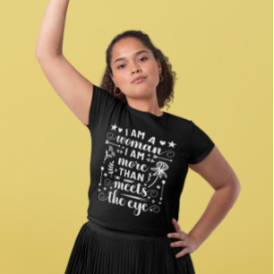 Camiseta Eu Sou Uma Mulher Mais Do Que Conheço O Olho