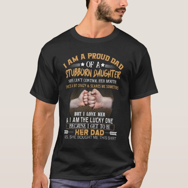 Camiseta Eu sou uma Pai Orgulhosa de uma Filha Teimosa Ela  (Frente)