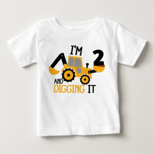 Camiseta Eu tenho 2 anos e cavando a construção, garoto de