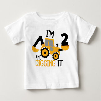 Camiseta Eu tenho 2 anos e cavando a construção, garoto de