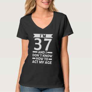 Camiseta Eu tenho 37 anos Eu não sei como agir minha citaçã