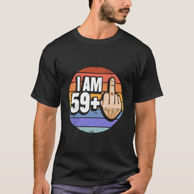 Camiseta Eu Tenho 59 Mais 1 Dedo do Meio Para os 60 (Frente)