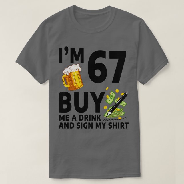 Camiseta Eu Tenho 67 Comprar-Me Uma Bebida E Assino A Minha (Frente do Design)