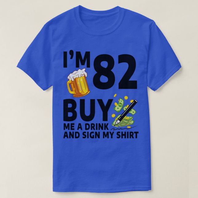 Camiseta Eu Tenho 82 Comprar-Me Uma Bebida E Assino A Minha (Frente do Design)