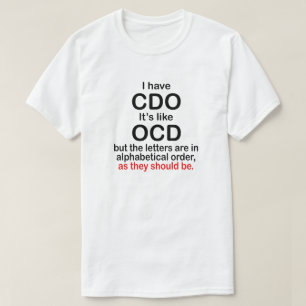 CAMISETA EU TENHO CDO. É COMO OCD. ORDEM ALFABÉTICA