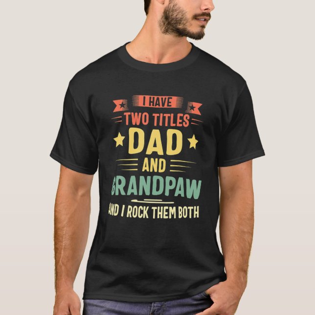 Camiseta Eu Tenho Dois Títulos De Pai E Avô E Eu Os Rodo (Frente)