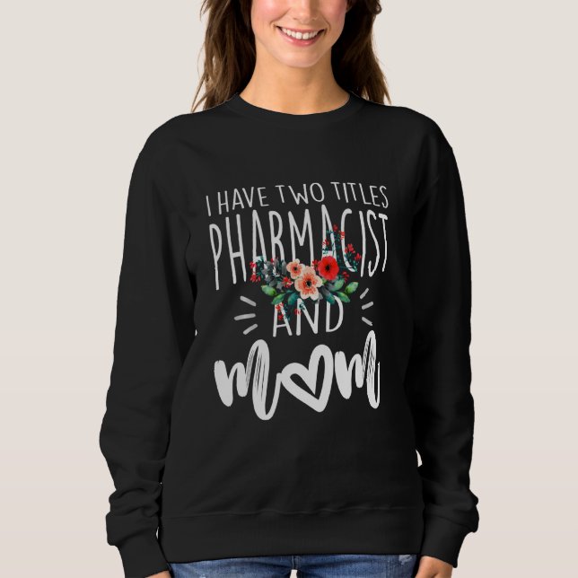 Camiseta Eu Tenho Dois Títulos Farmacêuticos E Mamãe Eu Os  (Frente)