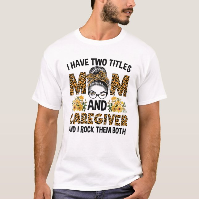 Camiseta Eu Tenho Dois Títulos Mãe Cuidadora Mães De Arma. (Frente)