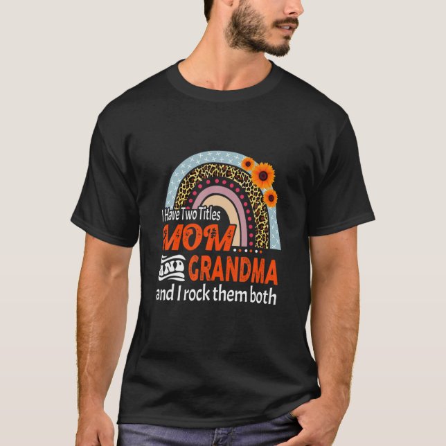 Camiseta Eu Tenho Dois Títulos Mãe E Avó. Eu Os Acerto. (Frente)