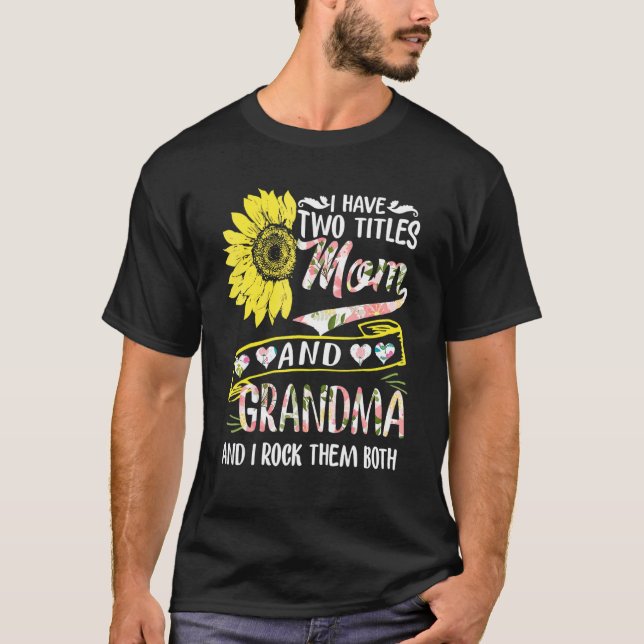 Camiseta Eu Tenho Dois Títulos Mãe E Avó Mãe De Girassol (Frente)
