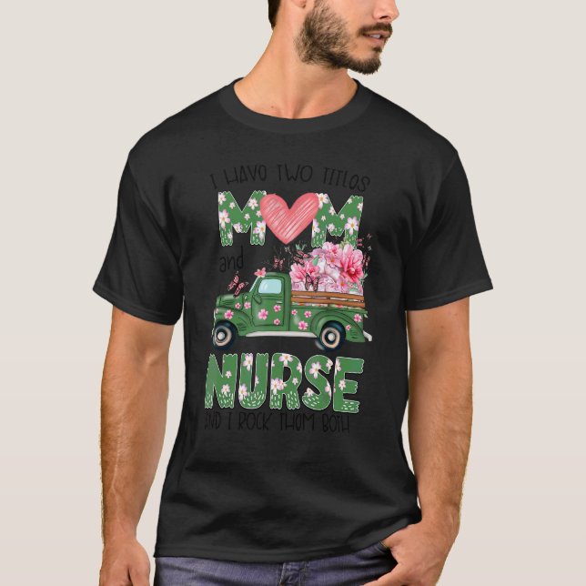 Camiseta Eu tenho dois títulos: Mãe e Enfermeira Flores D M (Frente)