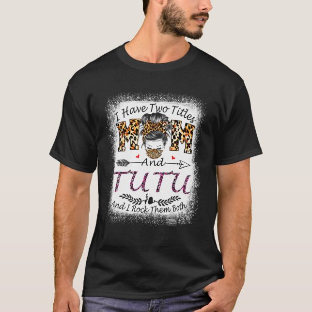 Camiseta Eu tenho dois títulos: Mãe e Mãe de Tutu Leopard (Frente)