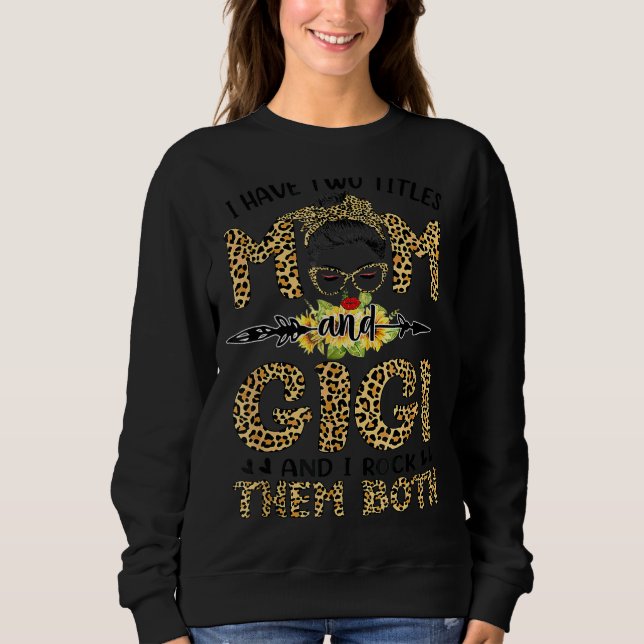 Camiseta Eu tenho dois títulos, mãe e mãe gigi Messy. (Frente)