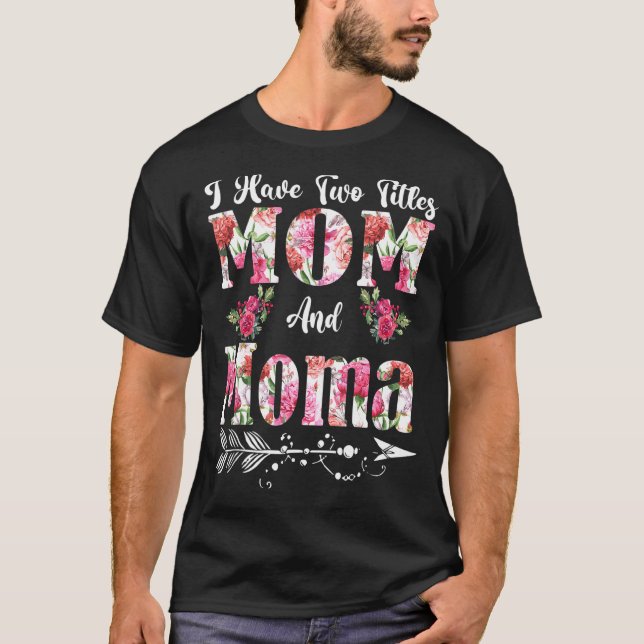 Camiseta Eu tenho dois títulos: Mãe e Moma Flores Da Mãe (Frente)