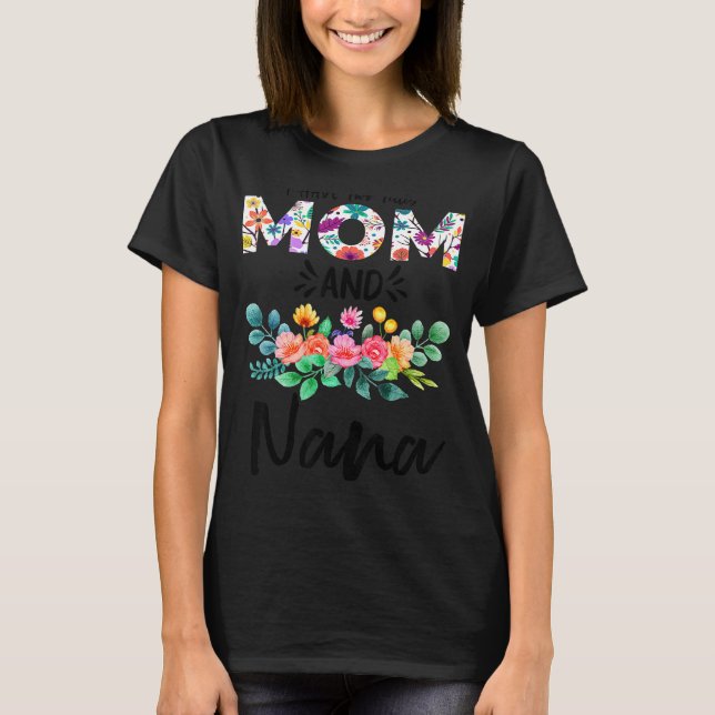 Camiseta Eu Tenho Dois Títulos Mãe E Nana Floral Mães Nana (Frente)