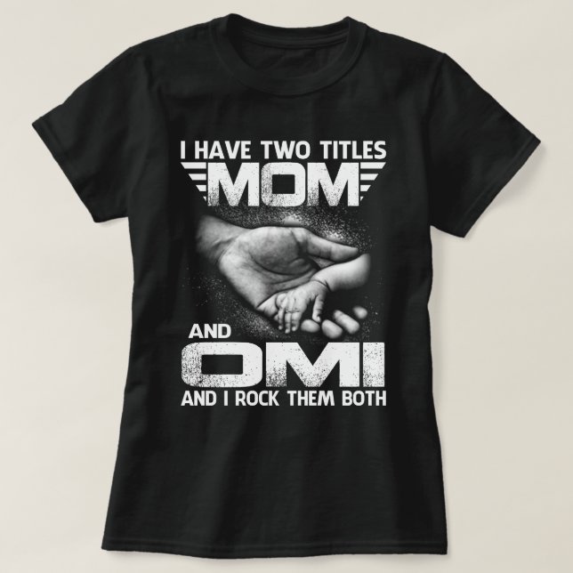 Camiseta Eu Tenho Dois Títulos MÃE E Omi E Eu Os Rodo (Frente do Design)