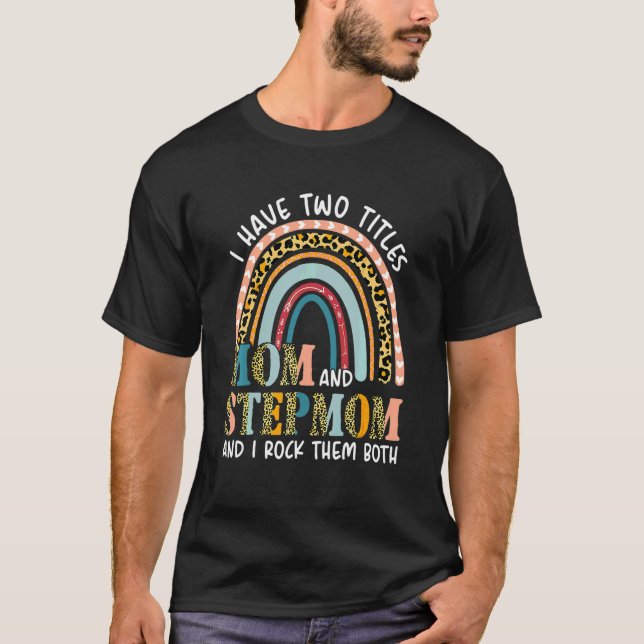 Camiseta Eu Tenho Dois Títulos Mãe E Stepman Rainbow Leopar (Frente)