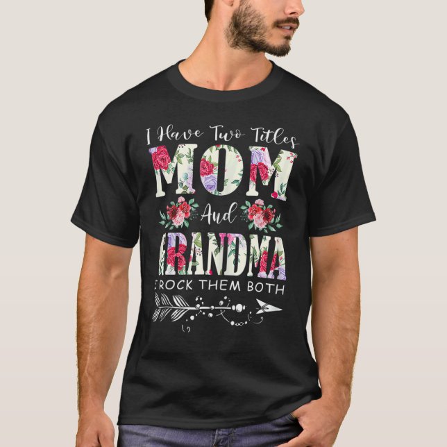 Camiseta Eu tenho dois títulos, mãe e vovó Flores, mãe. (Frente)
