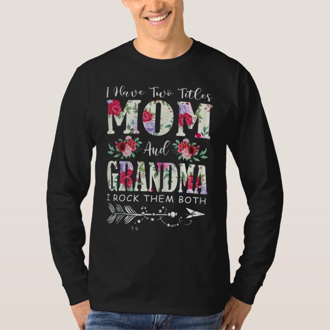 Camiseta Eu tenho dois títulos, mãe e vovó Flores, mãe. (Frente)