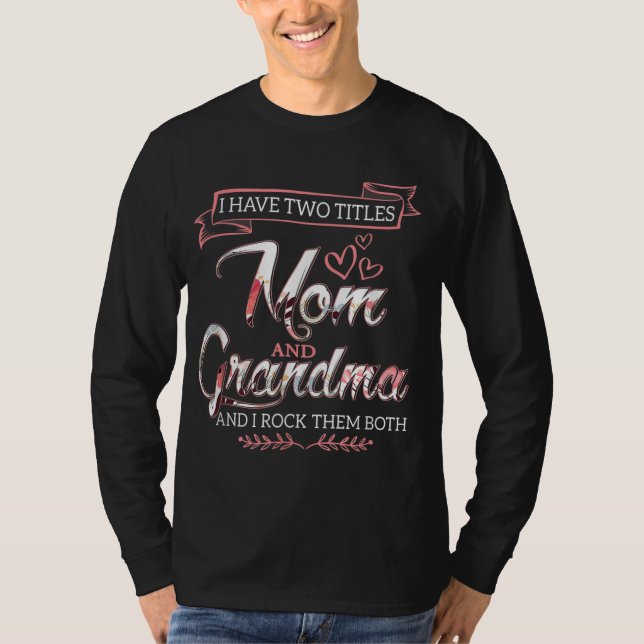Camiseta Eu Tenho Dois Títulos Mamãe Avó E Eu Os Enrolo. (Frente)