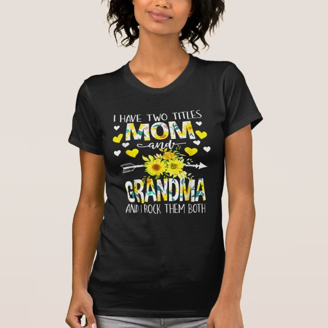 Camiseta Eu Tenho Dois Títulos Mamãe Avó E Eu Os Rodo (Frente)