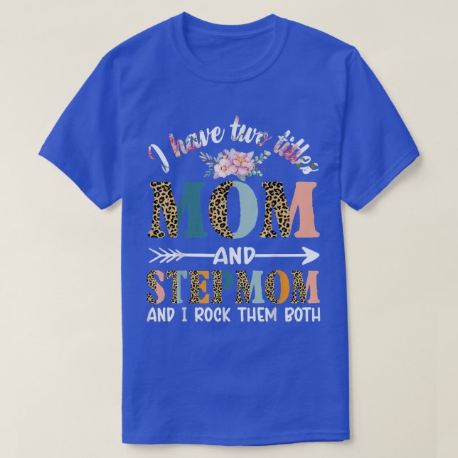 Camiseta Eu Tenho Dois Títulos Mamãe E Stepman Dão Ste Flor (Frente do Design)