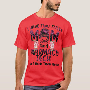 Camiseta Eu Tenho Dois Títulos Mamãe & Técnico de Farmácia 