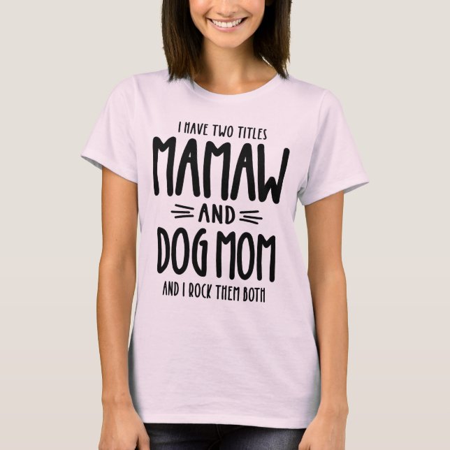 Camiseta Eu tenho dois títulos: Mamaw e Cachorro Mamãe, pre (Frente)