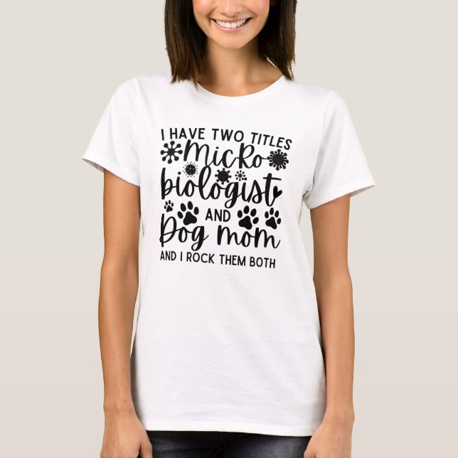 Camiseta Eu tenho dois títulos Microbiologista e mãe de cac (Frente)