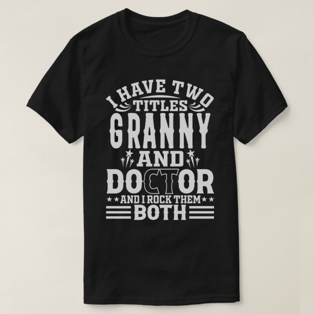 Camiseta Eu Tenho Dois Títulos, O GRANNY E O Doutor E Eu Ar (Frente do Design)