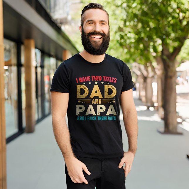 Camiseta Eu Tenho Dois Títulos Pai E Papá Dia de os pais En (Criador carregado)