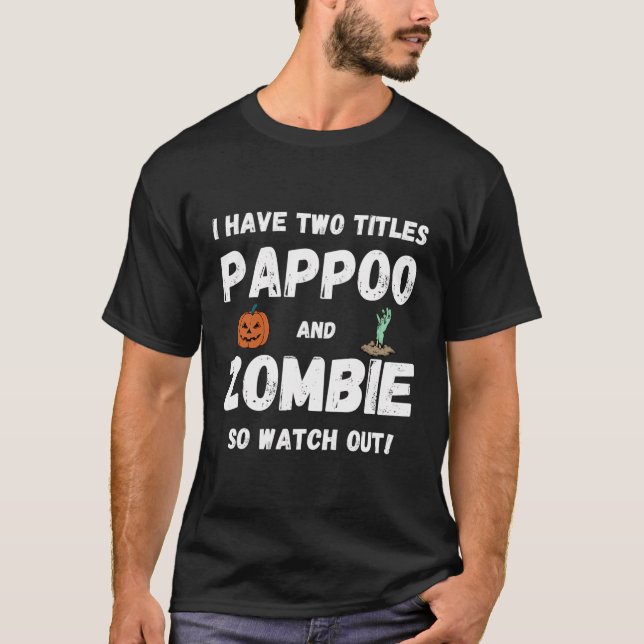 Camiseta Eu Tenho Dois Títulos Pappoo E Zombie Avô Hallow (Frente)