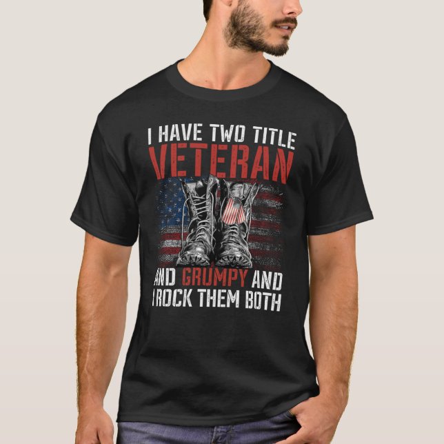 Camiseta Eu tenho dois títulos Veterano e Grumpy Orgulhoso  (Frente)