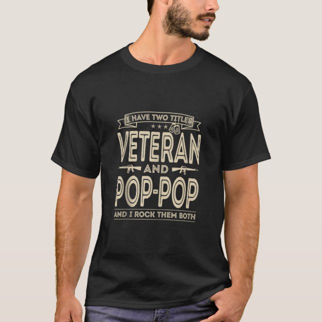 Camiseta Eu tenho dois títulos Veterano e Pop Pop Engraçado (Frente)
