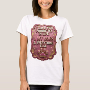 CAMISETA EU TENHO DUAS PRIORIDADES NA VIDA 1 MEUS CÃES 2 SE