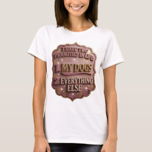 CAMISETA EU TENHO DUAS PRIORIDADES NA VIDA 1 MEUS CÃES 2 SE