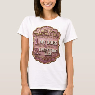 CAMISETA EU TENHO DUAS PRIORIDADES NA VIDA 1 MEUS CÃES 2 TO