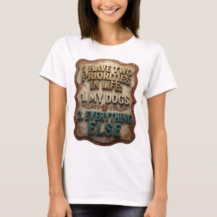 CAMISETA EU TENHO DUAS PRIORIDADES NA VIDA 1 MEUS CÃES 2 TU